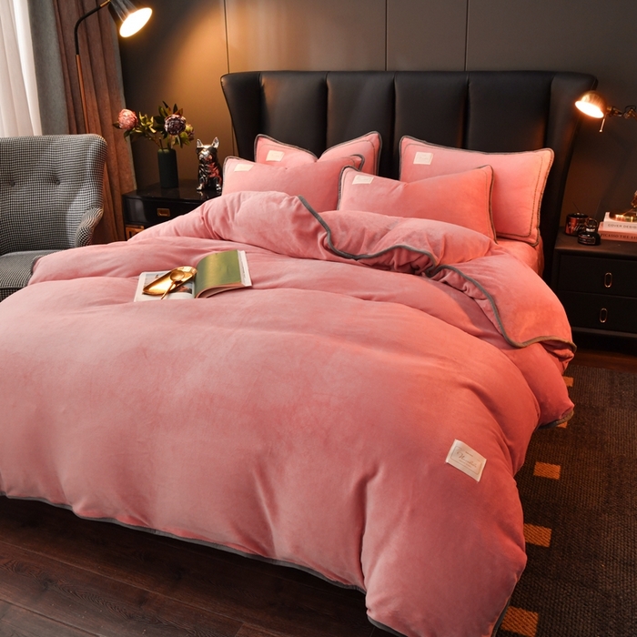 91家纺网 家纺一手货源 找家纺 啊雅家居 2026新款纯色包边双面牛奶绒四件套 包砖色