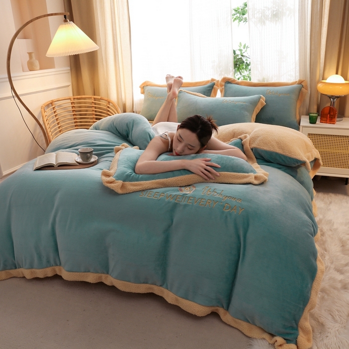 91家纺网 家纺一手货源 找家纺 啊雅家居 2026新款绣花牛奶绒加羊羔绒四件套 水绿加米黄