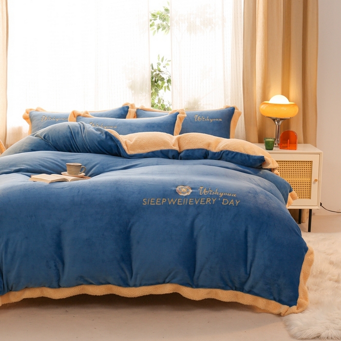 91家纺网 家纺一手货源 找家纺 啊雅家居 2026新款绣花牛奶绒加羊羔绒四件套 克莱因蓝魔加米黄