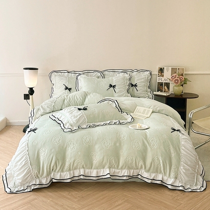 91家纺网 家纺一手货源 找家纺 逸尚阁 2024新款牛奶绒雕花拼接双层花边四件套 塔塔-抹茶绿（绒款）
