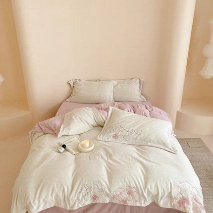 91家纺网 家纺一手货源 找家纺 （总）馨蕊家居 2023新款300克极细腻超柔煦暖绒进口导电丝四件套-花恋