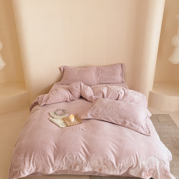 91家纺网 家纺一手货源 找家纺 （总）馨蕊家居 2023新款300克极细腻超柔煦暖绒进口导电丝四件套-花恋