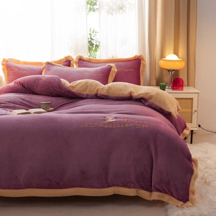 91家纺网 家纺一手货源 找家纺 啊雅家居 2026新款绣花牛奶绒加羊羔绒四件套 豆沙加米黄