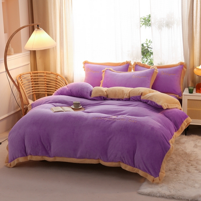 91家纺网 家纺一手货源 找家纺 啊雅家居 2026新款绣花牛奶绒加羊羔绒四件套 紫色加米黄