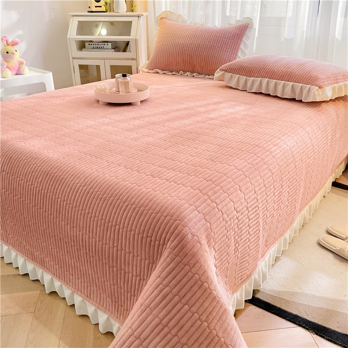 91家纺网 家纺一手货源 找家纺 喜居 2023新款纯色牛奶绒花边款床盖 粉豆沙