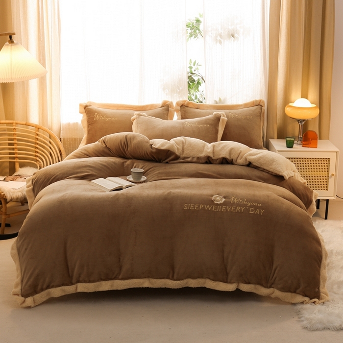 91家纺网 家纺一手货源 找家纺 啊雅家居 2026新款绣花牛奶绒加羊羔绒四件套 浅咖加米黄