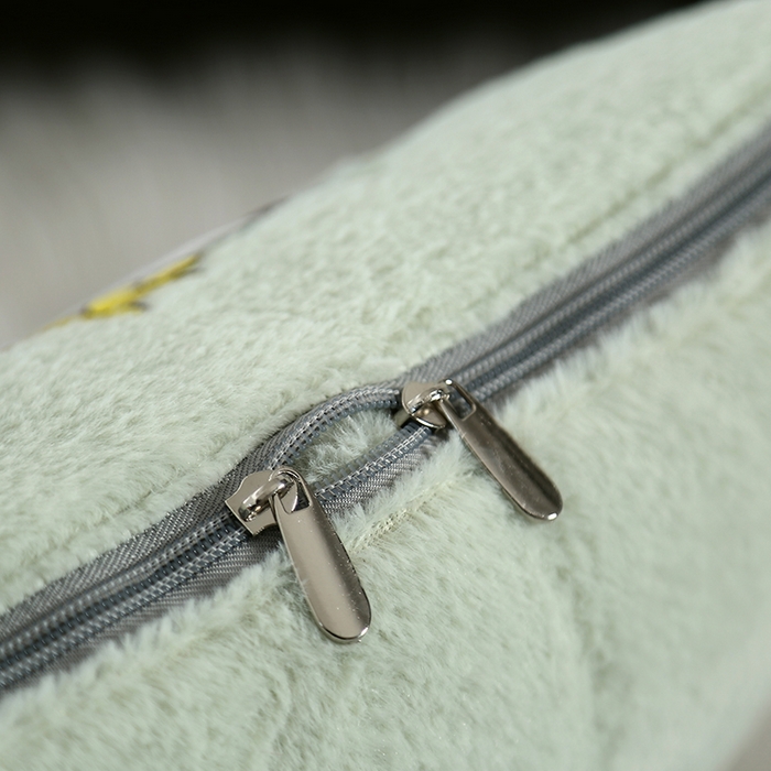 91家纺网 家纺一手货源 找家纺 伊可爱抱枕被 2023新款兔毛绒贴布绣抱枕被-富贵兔 富贵兔-青苹绿