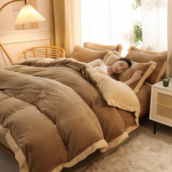 91家纺网 家纺一手货源 找家纺 啊雅家居 2026新款绣花牛奶绒加羊羔绒四件套 浅咖加米黄