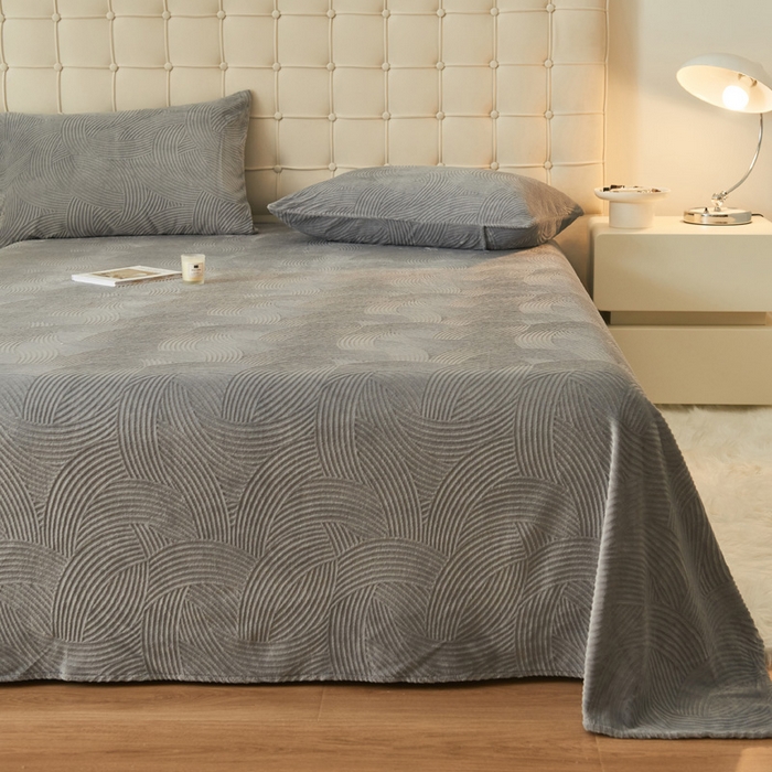 91家纺网 家纺一手货源 找家纺 吾诺家居 2023新款230克立体雕花牛奶绒床单可配三件套 线条-灰