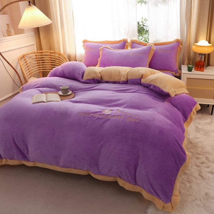 91家纺网 家纺一手货源 找家纺 啊雅家居 2026新款绣花牛奶绒加羊羔绒四件套 紫色加米黄