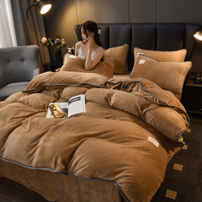 91家纺网 家纺一手货源 找家纺 啊雅家居 2026新款纯色包边双面牛奶绒四件套 包咖色