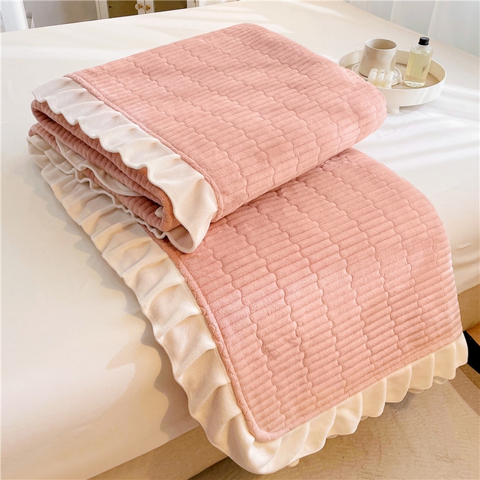 91家纺网 家纺一手货源 找家纺 喜居 2023新款纯色牛奶绒花边款床盖 粉豆沙