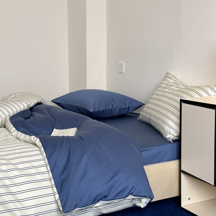 91家纺网 家纺一手货源 找家纺 时年 2023新款100支数码印花条纹四件套 复古米月