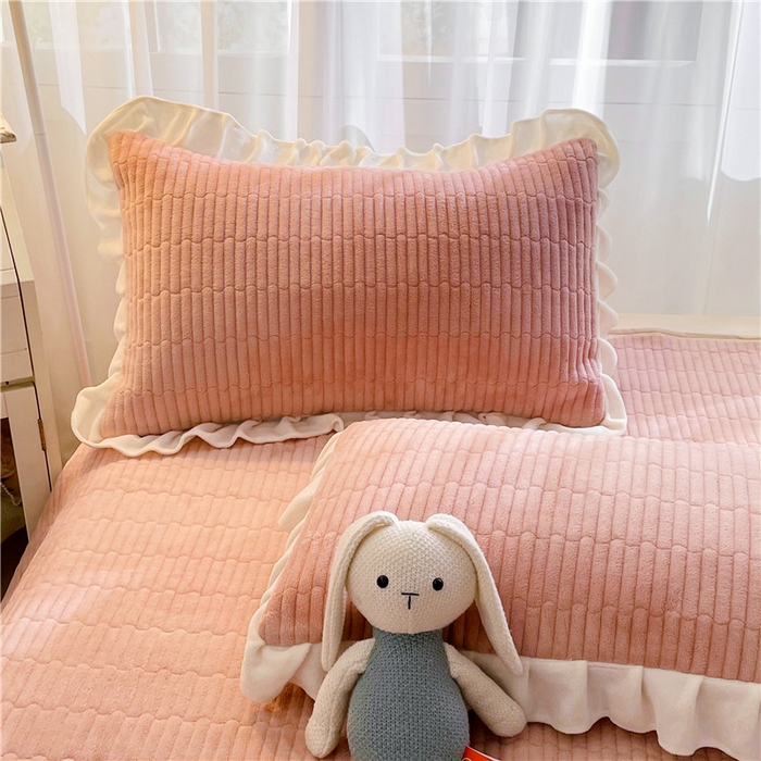 91家纺网 家纺一手货源 找家纺 喜居 2023新款纯色牛奶绒花边款床盖 粉豆沙