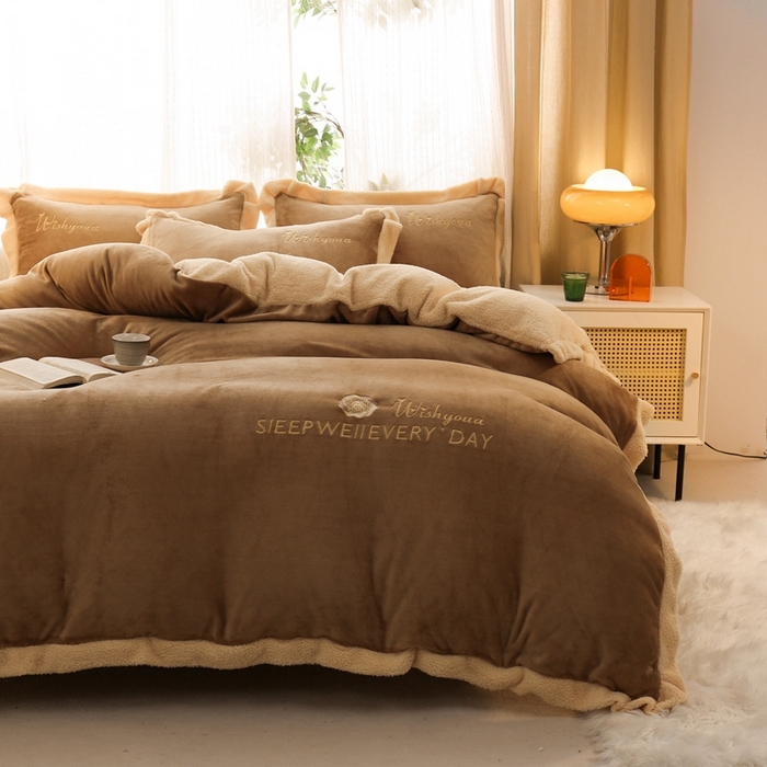 91家纺网 家纺一手货源 找家纺 啊雅家居 2026新款绣花牛奶绒加羊羔绒四件套 浅咖加米黄