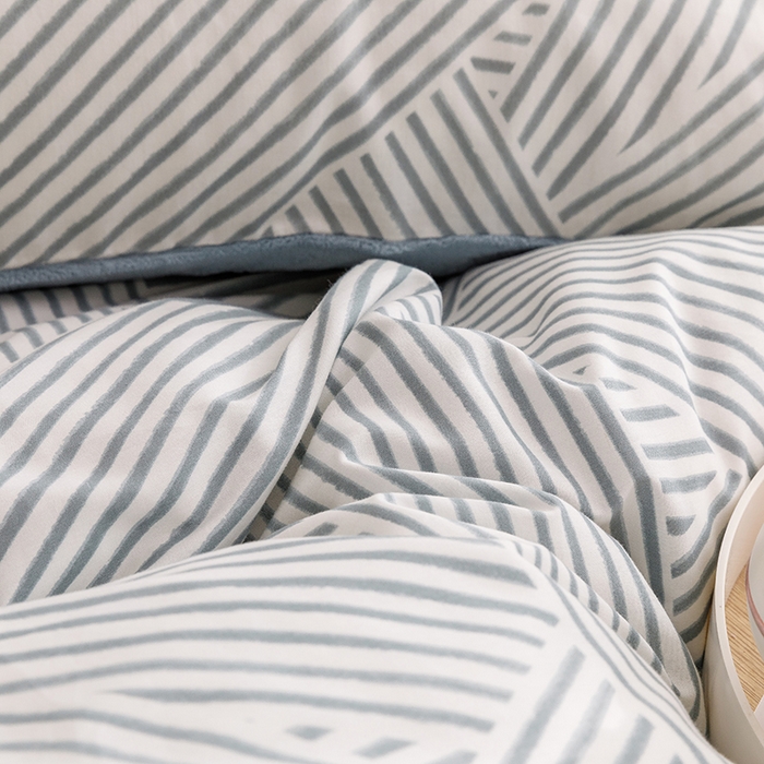 91家纺网 家纺一手货源 找家纺 麦伦家居 2023新款秋冬多功能床品全棉加牛奶绒单被套 律动灰绿-棉绒