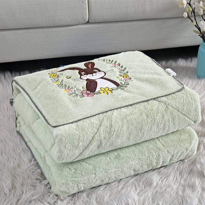 91家纺网 家纺一手货源 找家纺 伊可爱抱枕被 2023新款兔毛绒贴布绣抱枕被-富贵兔 富贵兔-青苹绿