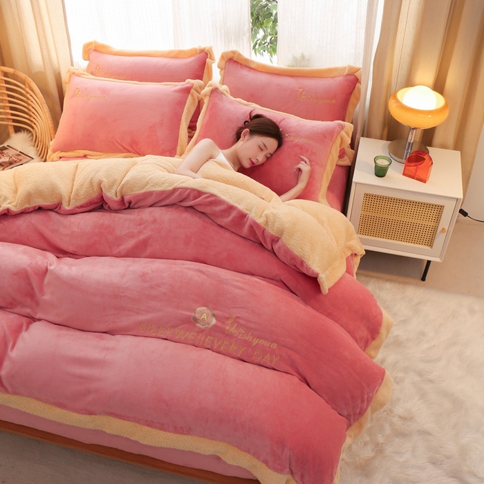 91家纺网 家纺一手货源 找家纺 啊雅家居 2026新款绣花牛奶绒加羊羔绒四件套 玫红加米黄