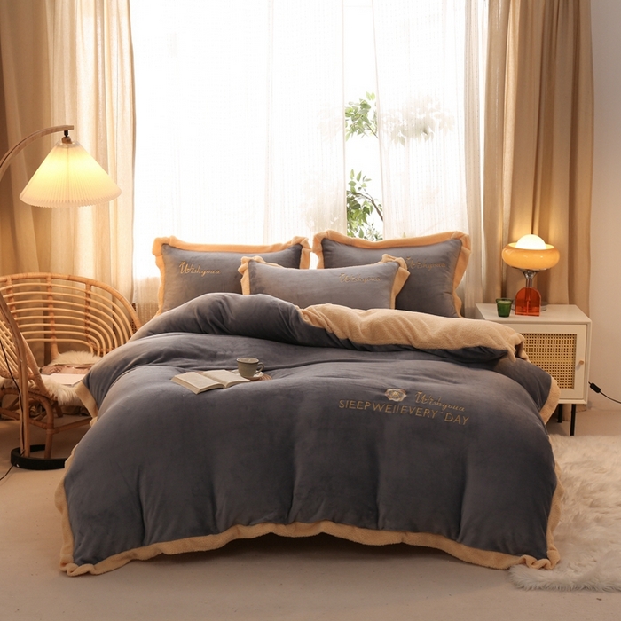 91家纺网 家纺一手货源 找家纺 啊雅家居 2026新款绣花牛奶绒加羊羔绒四件套 深灰加米黄
