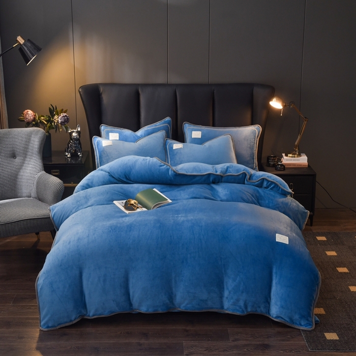 91家纺网 家纺一手货源 找家纺 啊雅家居 2026新款纯色包边双面牛奶绒四件套 包克莱因蓝