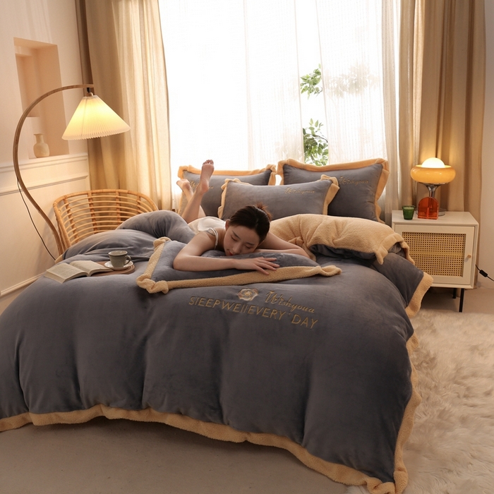 91家纺网 家纺一手货源 找家纺 啊雅家居 2026新款绣花牛奶绒加羊羔绒四件套 深灰加米黄