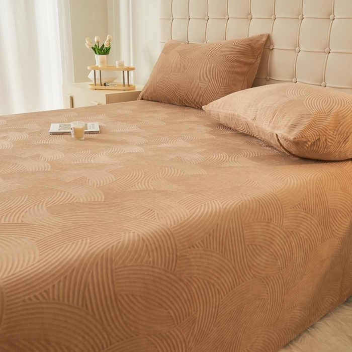 91家纺网 家纺一手货源 找家纺 吾诺家居 2023新款230克立体雕花牛奶绒床单可配三件套 线条-咖