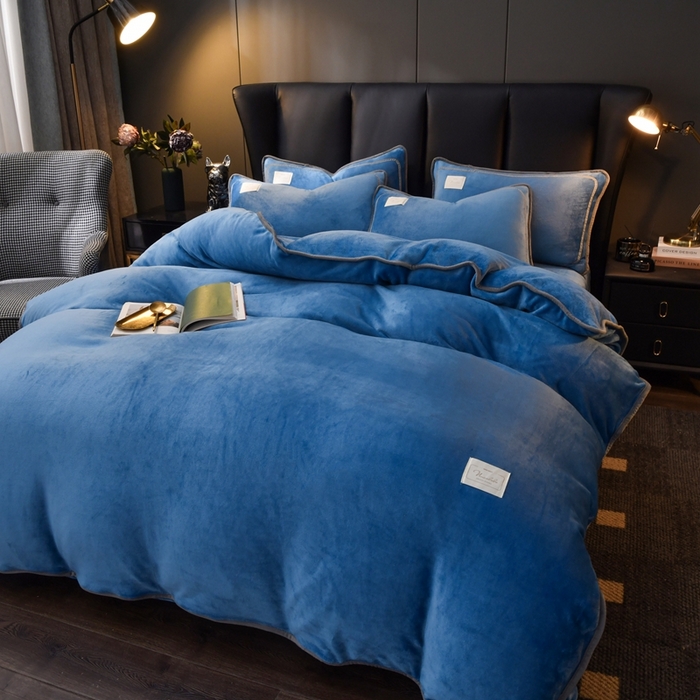 91家纺网 家纺一手货源 找家纺 啊雅家居 2026新款纯色包边双面牛奶绒四件套 包克莱因蓝
