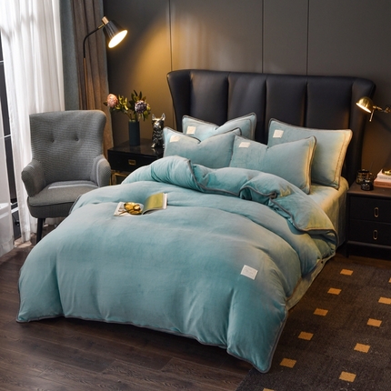 91家纺网 家纺一手货源 找家纺 啊雅家居 2025新款纯色包边双面牛奶绒四件套 包水绿