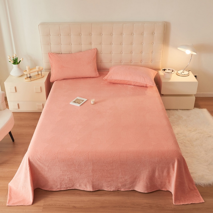 91家纺网 家纺一手货源 找家纺 吾诺家居 2023新款230克立体雕花牛奶绒床单可配三件套 线条-粉