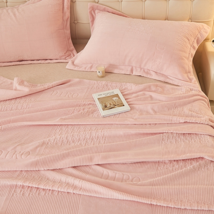 91家纺网 家纺一手货源 找家纺 吾诺家居 2023新款230克立体雕花牛奶绒床单可配三件套 迪若-粉