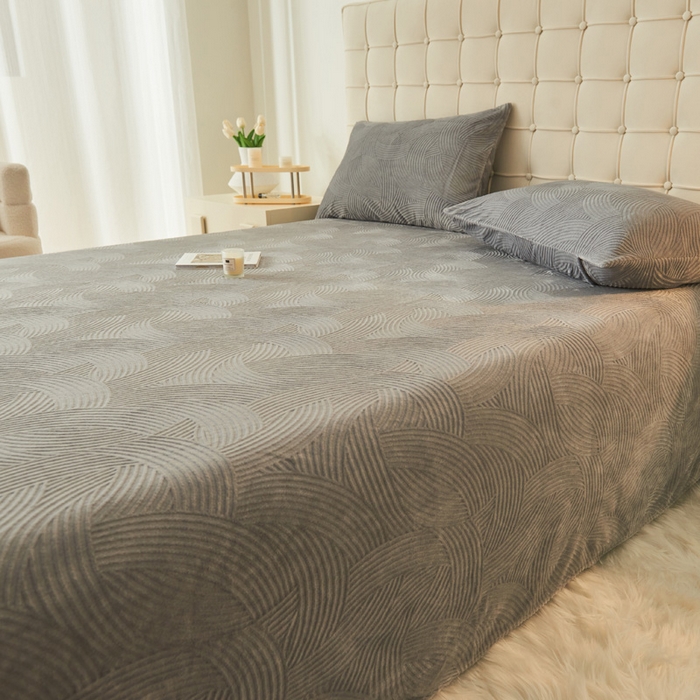 91家纺网 家纺一手货源 找家纺 吾诺家居 2023新款230克立体雕花牛奶绒床单可配三件套 线条-灰