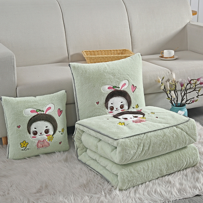 91家纺网 家纺一手货源 找家纺 伊可爱抱枕被 2023新款兔毛绒贴布绣抱枕被-蒙太兔 蒙太兔-青苹绿