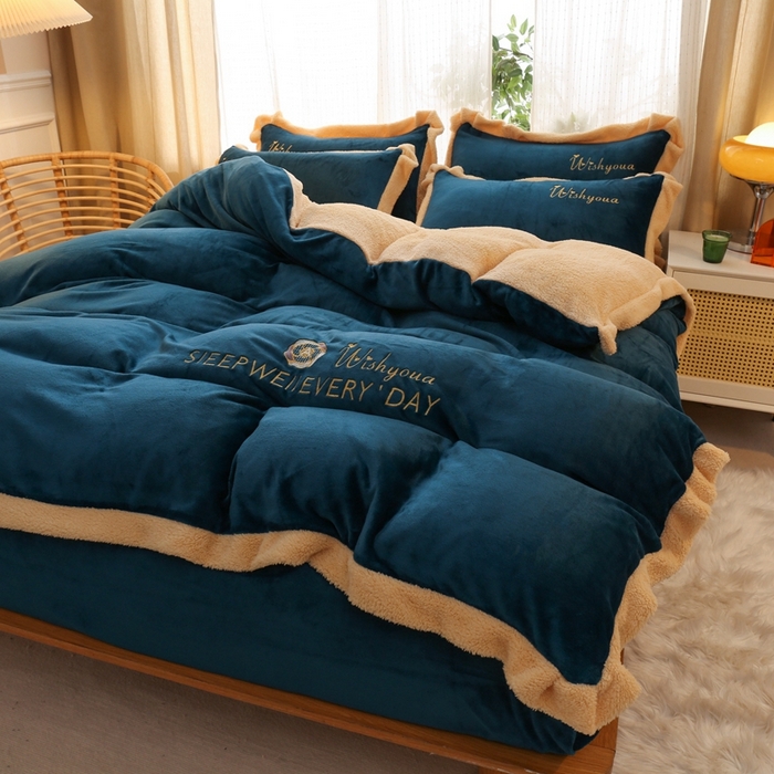 91家纺网 家纺一手货源 找家纺 啊雅家居 2026新款绣花牛奶绒加羊羔绒四件套 宝蓝加米黄