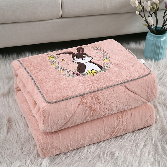 91家纺网 家纺一手货源 找家纺 伊可爱抱枕被 2023新款兔毛绒贴布绣抱枕被-富贵兔 富贵兔-雅玉