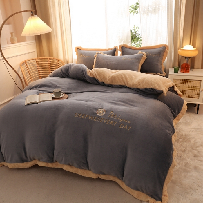 91家纺网 家纺一手货源 找家纺 啊雅家居 2026新款绣花牛奶绒加羊羔绒四件套 深灰加米黄