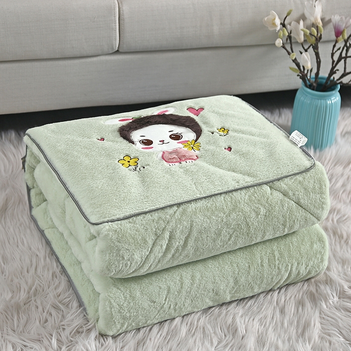 91家纺网 家纺一手货源 找家纺 伊可爱抱枕被 2023新款兔毛绒贴布绣抱枕被-蒙太兔 蒙太兔-青苹绿