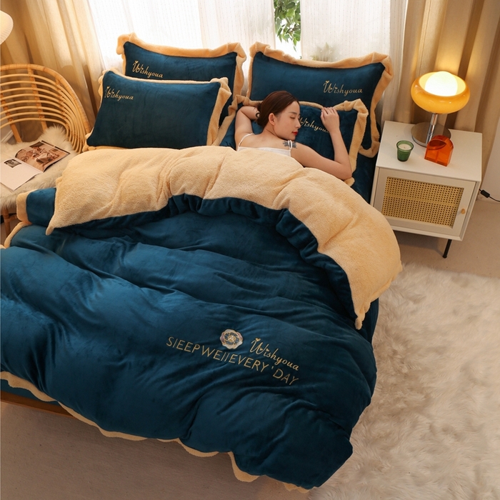 91家纺网 家纺一手货源 找家纺 啊雅家居 2026新款绣花牛奶绒加羊羔绒四件套 宝蓝加米黄