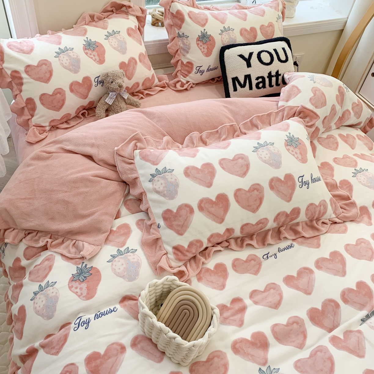 91家纺网 家纺一手货源 找家纺 吾欢心 2024新款韩版花边牛奶绒四件套 爱心草莓