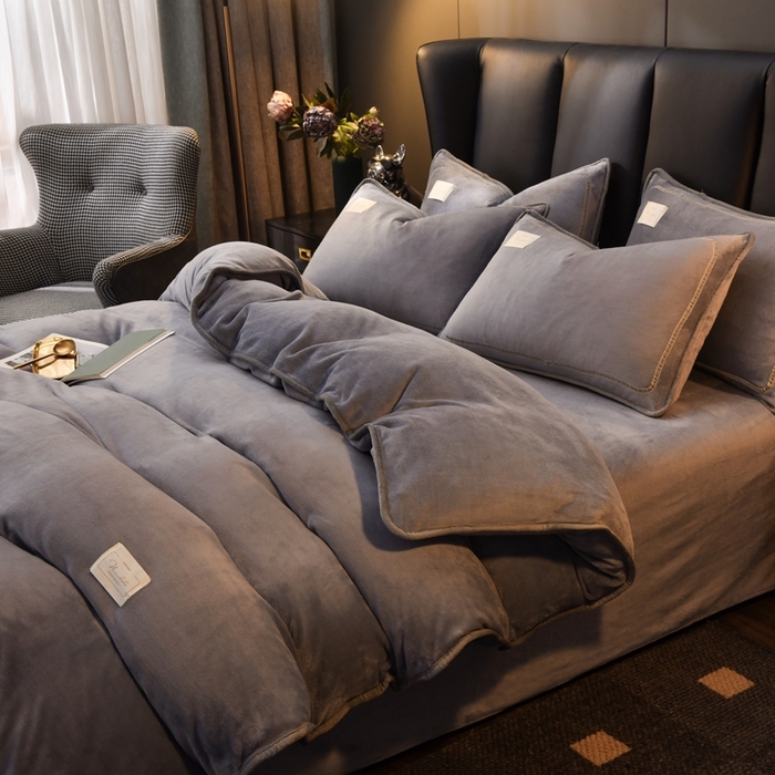 91家纺网 家纺一手货源 找家纺 啊雅家居 2026新款纯色包边双面牛奶绒四件套 包灰色