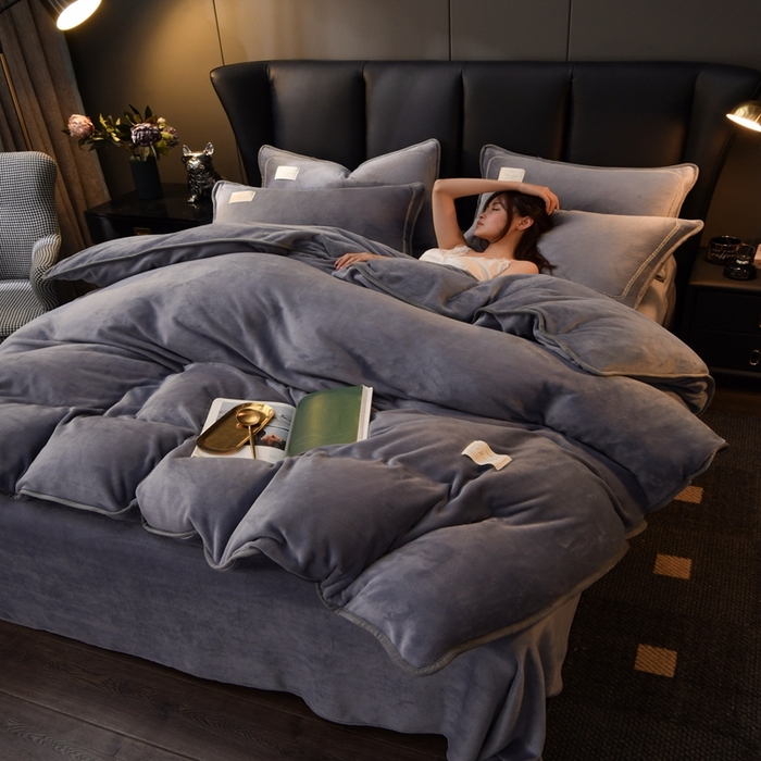 91家纺网 家纺一手货源 找家纺 啊雅家居 2026新款纯色包边双面牛奶绒四件套 包灰色