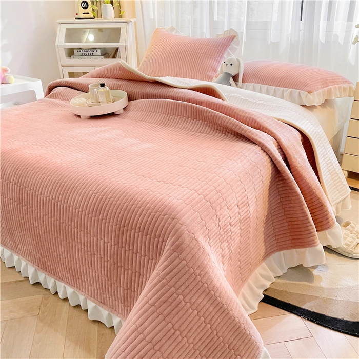 91家纺网 家纺一手货源 找家纺 喜居 2023新款纯色牛奶绒花边款床盖 粉豆沙