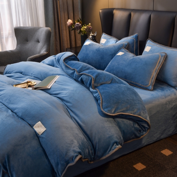 91家纺网 家纺一手货源 找家纺 啊雅家居 2026新款纯色包边双面牛奶绒四件套 包克莱因蓝