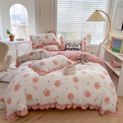 91家纺网 家纺一手货源 找家纺 吾欢心 2024新款韩版花边牛奶绒四件套 元气桃桃