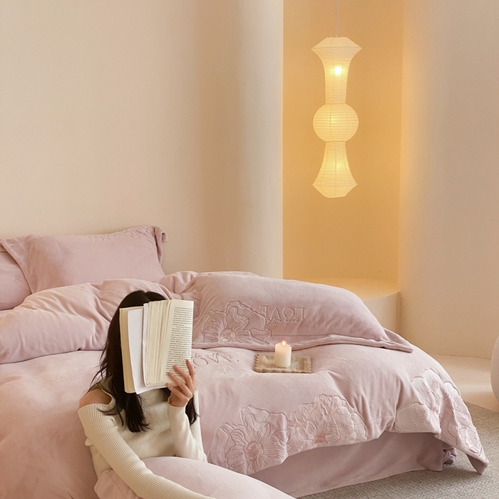 91家纺网 家纺一手货源 找家纺 （总）馨蕊家居 2023新款300克极细腻超柔煦暖绒进口导电丝四件套-花恋