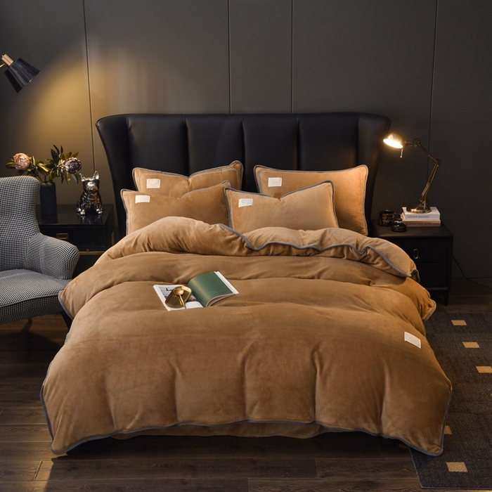 91家纺网 家纺一手货源 找家纺 啊雅家居 2026新款纯色包边双面牛奶绒四件套 包咖色