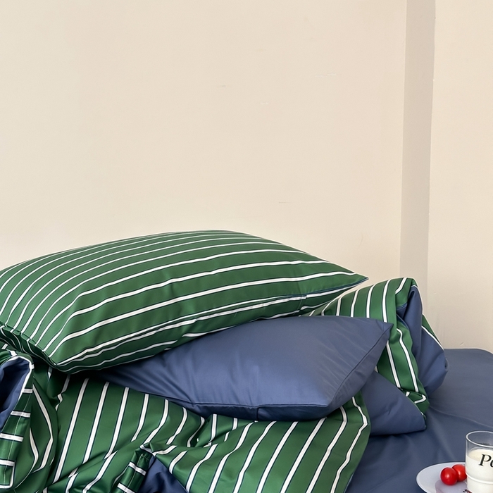 91家纺网 家纺一手货源 找家纺 时年 2023新款100支数码印花条纹四件套 复古墨绿