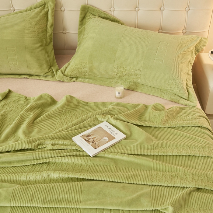 91家纺网 家纺一手货源 找家纺 吾诺家居 2023新款230克立体雕花牛奶绒床单可配三件套 迪若-绿