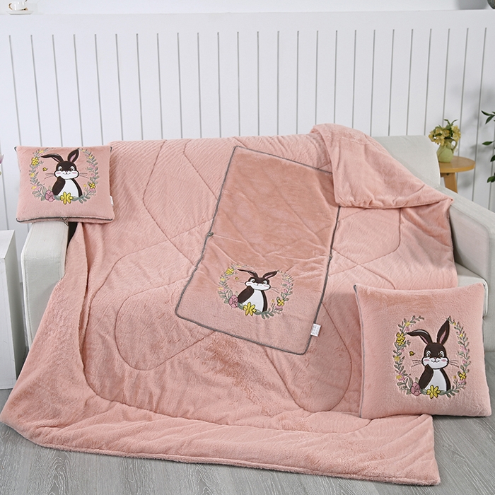 91家纺网 家纺一手货源 找家纺 伊可爱抱枕被 2023新款兔毛绒贴布绣抱枕被-富贵兔 富贵兔-雅玉