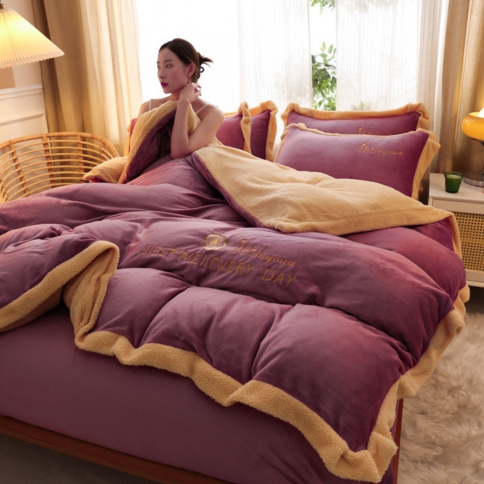 91家纺网 家纺一手货源 找家纺 啊雅家居 2026新款绣花牛奶绒加羊羔绒四件套 豆沙加米黄