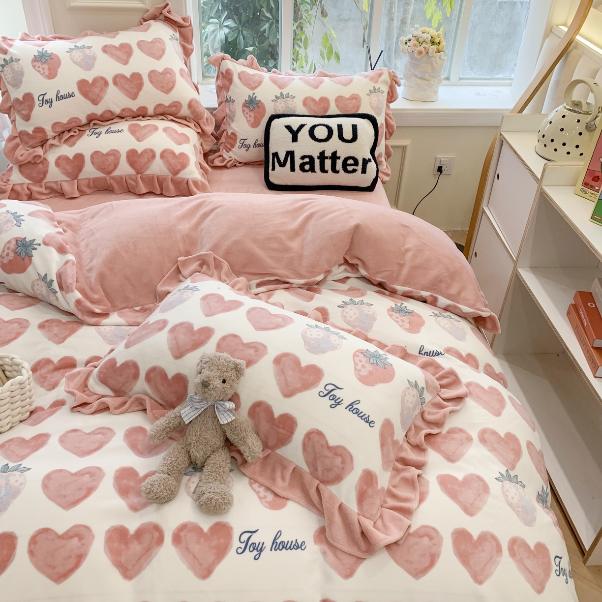 91家纺网 家纺一手货源 找家纺 吾欢心 2024新款韩版花边牛奶绒四件套 爱心草莓